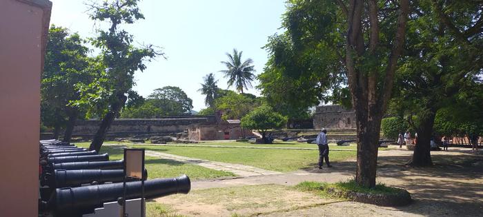 Internal perspective showing the courtyard and the cannons used to protect the fort against invasion