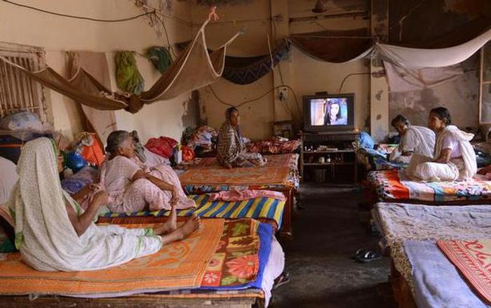 The aged widows of Varanasi are faced with homelessness as their shelters are being converted to hotels for tourists. This is worsened by poverty, social stigmas against widows, and their incapacity to fight for themselves. Being rehabilitated to secluded areas is further isolating them from mainstream society with added loneliness.